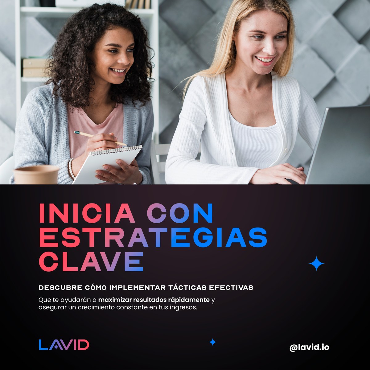 Bloque negro con el titular INICIA CON ESTRATEGIAS CLAVE bajo una foto de dos mujeres, una ante un ordenador y otra tomando notas