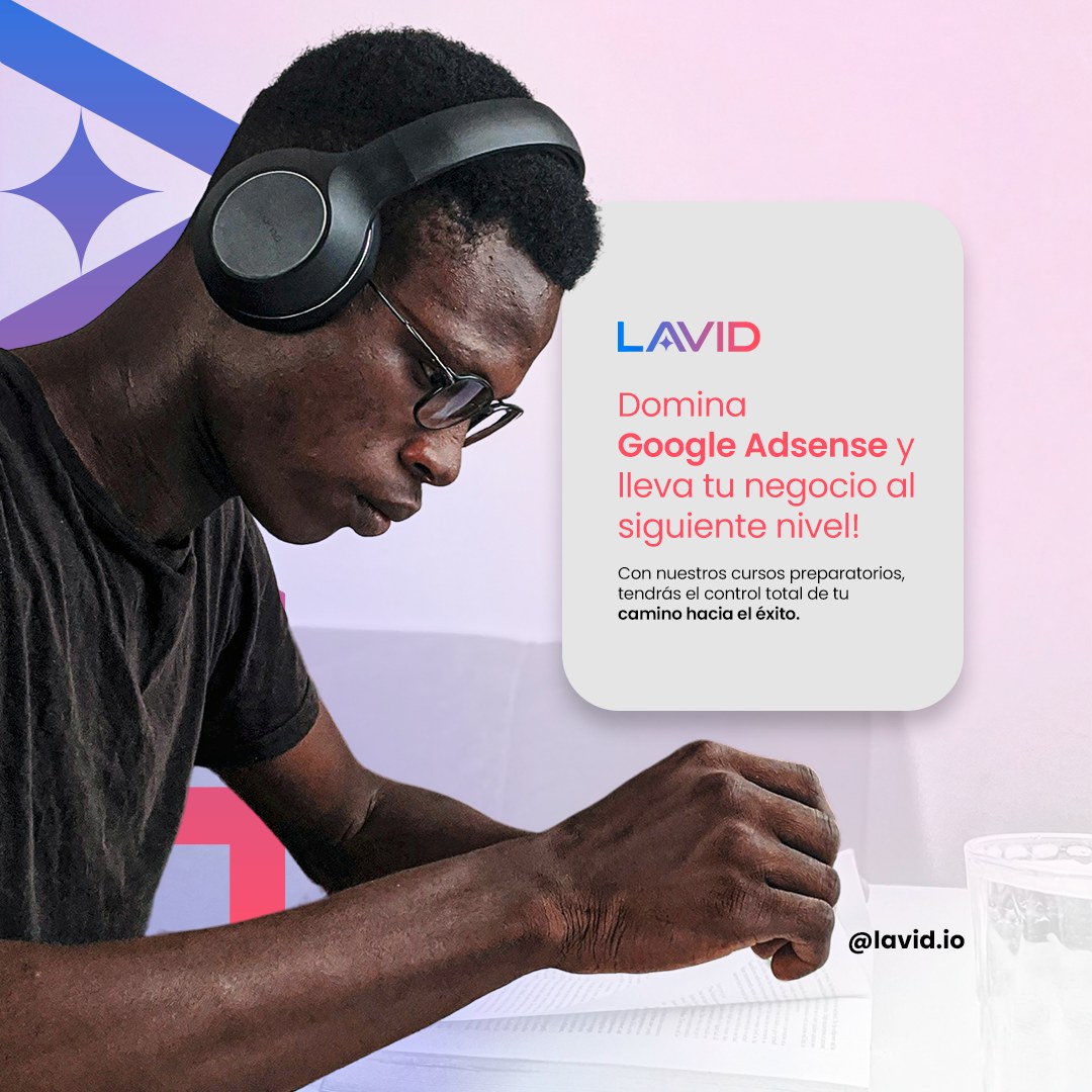 Hombre con auriculares leyendo sobre fondo rosa, junto a una tarjeta gris con el logotipo y un texto sobre Google AdSense